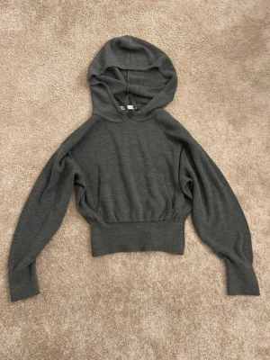 Stickad hoodie  - Grå stickad hoodie från Zara, knappt använd💕