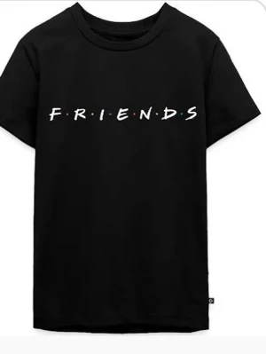 Svart FRIENDS t-shirt - Svart t-shirt med FRIENDS-tryck framtill i vitt med färgglada prickar. 