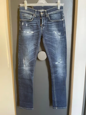 Dondup George  - Tja, säljer dessa blå dondup jeans | modell George med feta slitningar som är väldigt eftertraktat | använda endast ett fåtal gånger så nästan nya | hör av dig vid minsta lilla och priset är inte hugget i sten!// Alex closet✨