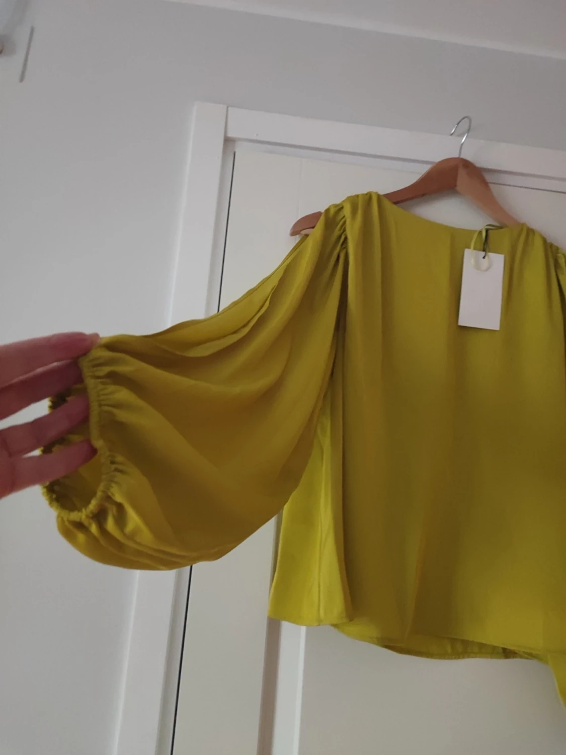 Gul blus med puffärmar - 1