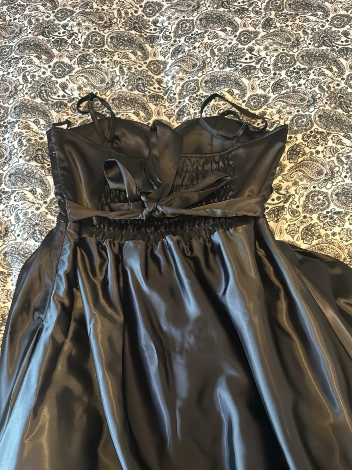 Svart långklänning med blommiga detaljer - 2