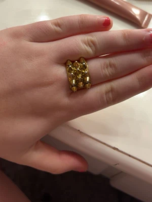 Guldig Edblad ring - Guldig edblad ring i strl 19,5 (XL), tappat lite färg på undersidan men annars bra skick! Nypris 399