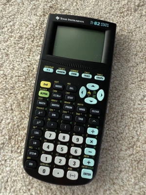 Texas Instruments TI-82 Stats grafräknare - Grafräknare från Texas Instruments, modell TI-82 Stats. Helt fungerade, batterier ingår! Perfekt för matte, statistik och programmering.