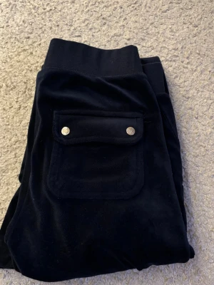 Marinblå juicy byxor - Säljer dessa marinblå byxor från juicy couture. Bra kvalité, dock har metall grejerna på snörena lossnat. Pris kan dissekeras!