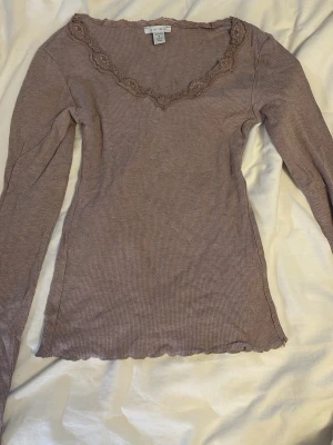 Ribbad topp med spets  - Superfin ribbad topp i en ljusbrun nyans 