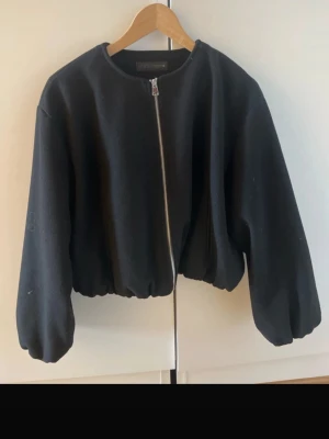Snygg jacka  - Snygg vårjacka från Zara storlek M men skulle säga att den sitter mer som en S enligt mig 