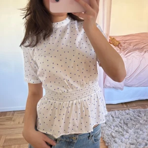 Blå prickig topp!  - Så snygg 