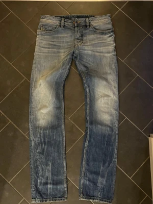 Vintage Diesel jeans - Vintage Diesel jeans i modellen SAFADO, storlek W31 L34. Ruskigt fet tvätt på dessa, svårt att hitta liknande!