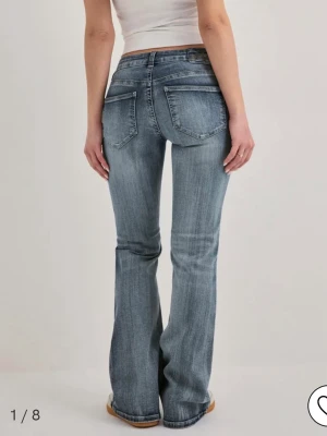 Low waist jeans - Skitsnygga lågmidjade jeans från Nelly😍 Endast använd en eller två gånger (jag har ett par likadana fast i mindre storlek, det e därför jag säljer de) 😋de är uppsydda längst ner så de passar mig bra som e ca 160 lång, så det e små ”markeringar” längs botten som knappt märks och de e uppsydda riktigt bra/ fint🥰 ‼️‼️nypris är 699kr originellt ‼️‼️