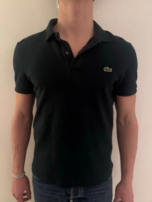 Grön lacoste pike - Mörkgrön Lacoste pike liknande färgen ”brittish racing green”. Iprincip oanvänd, fantastiskt skick. Strorlek medium. Hör av er vid frågor!🤗