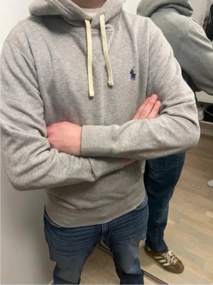 Ralph lauren hoodie - Säljer en grå Ralph lauren hoodie i perfekt skick, inga defekter. Hör av er vid frågor och funderingar👍🏼