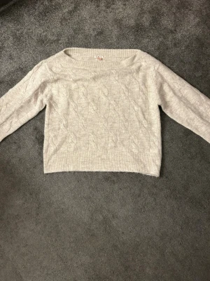Beige/ljus stickad on shoulder tröja  - Säljer en fin stickad om shoulder tröja från Gina tricot i storlek 170, helt oanvänd då den är förstor för mig🙂