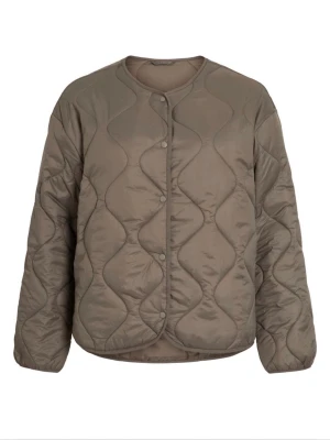 Olivgrön quiltad dunjacka - Snygg dunjacka med vågigt quiltat mönster och tryckknappar framtill. Jackan har rundad halsringning och raka ärmar, perfekt för kalla vinterdagar. Materialet är glansigt och ger en modern look. Grön/brun/beige i färgen!