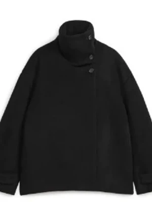 Kappa Arket - Snygg kappa från arket som passar till både vår,vinter och höst! Har en defekt inuti jackan och den är använd men fortfarande i fint skick. Storlek 34 men skulle säga att den går upp till folk som är 38 också. Ordinarie pris ca 1200 men säljer för 500