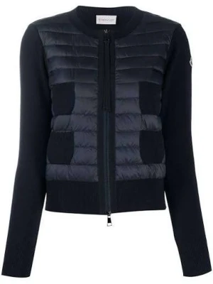 Moncler Cardigan Mörkblå - Snygg mörkblå cardiganjacka från Moncler med quiltad front i glansigt material och stickade ärmar samt rygg. Kom privat för fler bilder eller frågor!