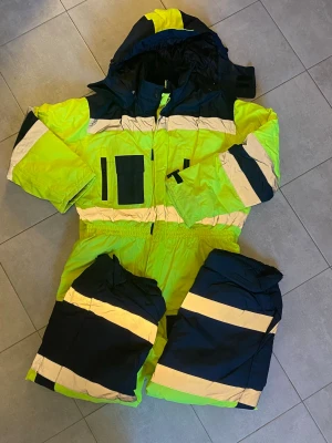 Skoteroverall  - Nästan helt oanvänd skoterovarall, har två stycken så skriv ifall du är intresserad av båda