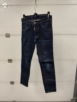 Dsquared2 Jeans  - Ett par jeans från dsquared 2 modell skater jean i bra skick (liten slitning mellan benlängderna). Storlek 42 (motsvarar w28 ungefär). Självklart äkta! Hör av er vid frågor! 
