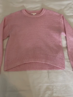 Ljusrosa stickad tröja från ginatricot  - Mysig ljusrosa stickad tröja med rund halsringning och ribbade muddar vid ärmslut och nederkant. Tröjan har en rak passform och är perfekt för lager på lager under kyliga dagar. Materialet känns mjukt och behagligt mot huden.säljer tröjan då den inte kommer till användning💕pris kan diskuteras🥰