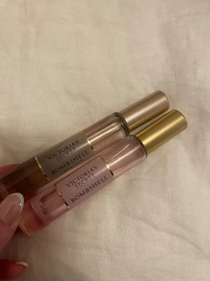 Victorias secret - Bombshell och bombshell sediction, travel size dvs. 7 ml. Bombshell orginal har så mycket kvar (bild 2) och bomshell seduction hela kvar (endast testad, föll mig inte i smaken) KÖPS gärna som duo! Men en går också att lösa! Köpt för ca 3 månader sedan