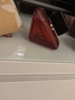 Prada paradoxe  - Säljer min parfym som jag köpte för jag köpte fel , helt ny ändats testat nån gång 