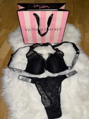 Svart Victoria's Secret underkläder set - Svart snyggt Victorias secret underkläder set i storlekarna 75B och M. Helt oanvända och rena!💞💞