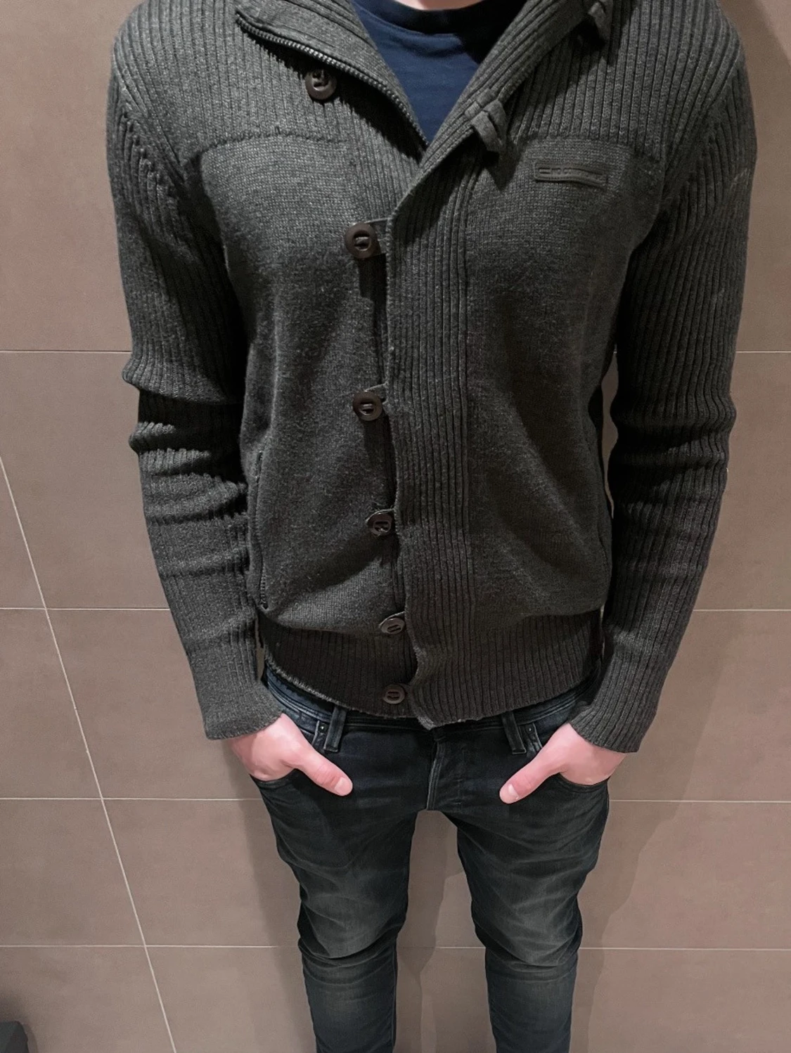 Mörkgrå kofta med knappar - 2