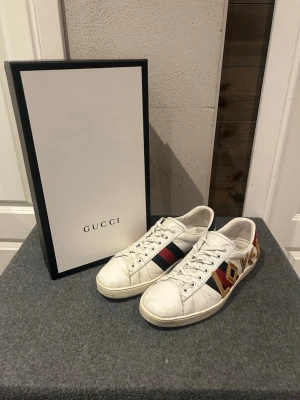 Gucci ace loved - Feta Gucci ace loved. Perfekta vardagsskor som passar till allt. Allt ingår box, dustbag och kvitto på dom. Är lite smutsiga på bilderna kan såklart tvättas innan köp. Skriv vid minsta lilla fundering eller pris.