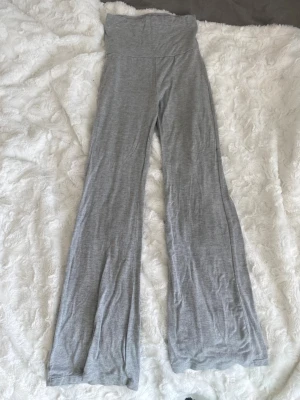 Grå mjuka yoga pants - Superbekväma grå yoga pants med utsvängda ben. Byxorna är gjorda i ett mjukt och stretchigt material som känns skönt mot huden.