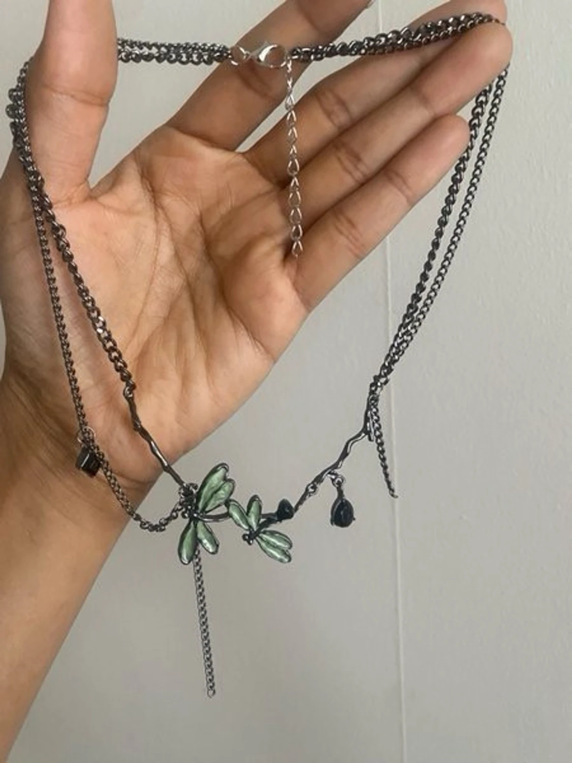 Svart kedjehalsband med gröna blad - 1