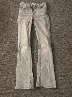 Bootcut jeans Gina tricot  - Storlek 32 men passar 32/34. Välanvända men fortfarande mycket bra skick! Lågmidjade 