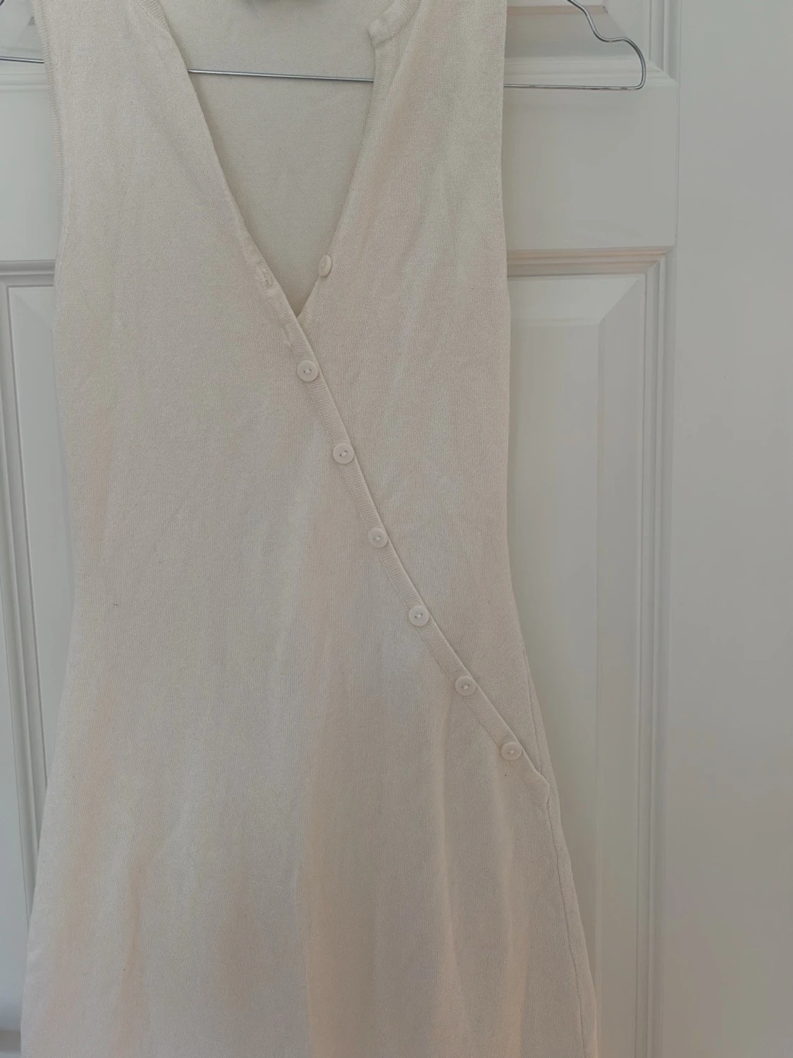 Lång omlottklänning i ljus beige - 1