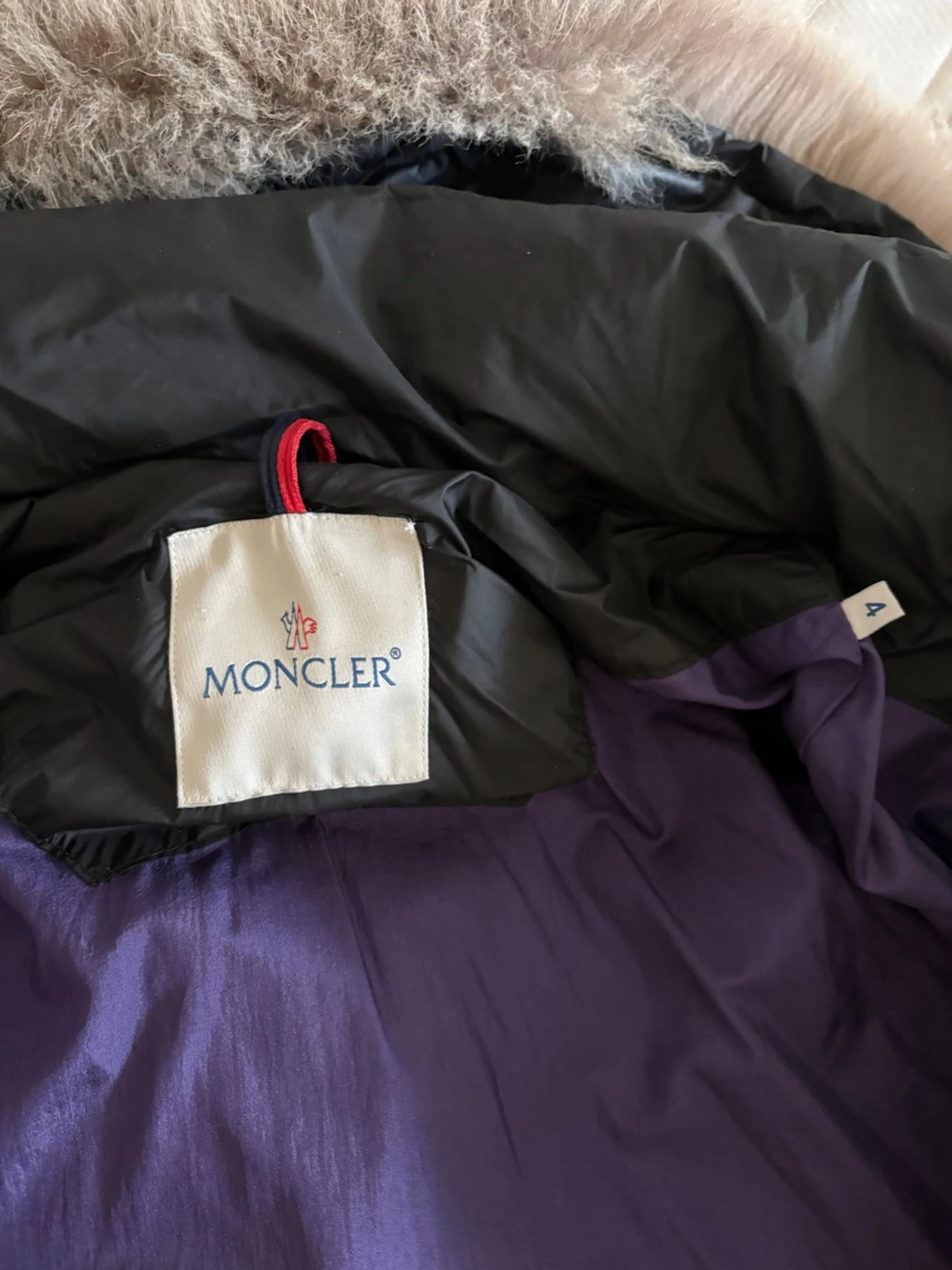 Svart Moncler dunjacka med pälskrage - 6