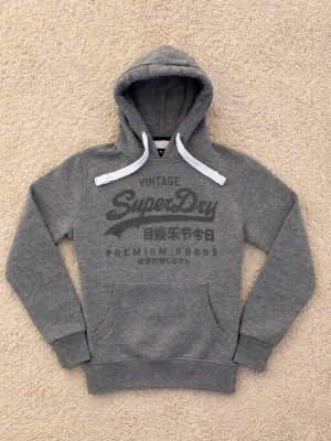 Superdry Hoodie - Snygg grå hoodie från Superdry. - Eftertraktad Colourway ganska svår att få tag på. - Storlek: S - Pris: 599kr - Först till Kvarn!