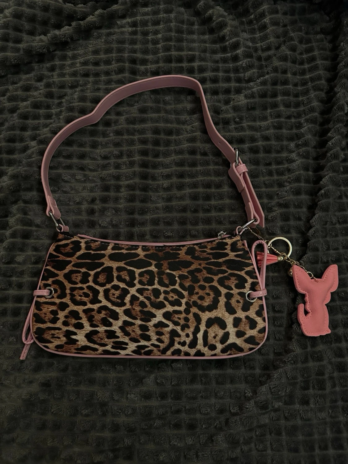 Leopardmönstrad handväska med rosa detaljer - 3