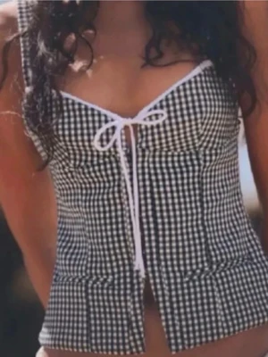 Rutig svartvit korsettopp med knyt - Snygg tröja! Super snygg och perfekt till fest🥰Super bra skick!