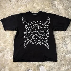 Ken Carson ”X” Tee - Size L  - Size XL men passar som en L. Väldigt sparsamt använd och jättebra kvalitet! 