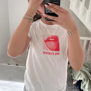 Hov1 t-shirt - Hov1 t-shirt släppt kring ”Ma Cherie”, använd fåtal tillfällen💕