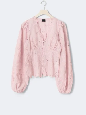 Ljusrosa blus med broderade detaljer - Säljer min ljusrosa blus från ginatricot, endast testad aldrig använd, prislapp och allt kvar💕 Lånad bild skriv för egna 