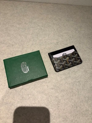 Cardholder  - Snygg svart korthållare i nytt skick allt på bilden får du med 