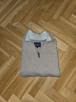 Beige halvzip-tröja från Brookslake - Fet brun halfsip från bondelid i stl S perfekt nu till våren                                                                      hör av er vid frågor 