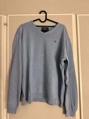 Finstickad ljusblå tröja  - En finstickad tröja i jättefin ljusblå färg. Skulle säga att den är mindre i storleken. 