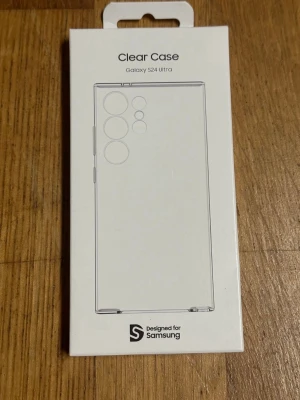 Clear Case till Galaxy S24 Ultra - Snyggt och stilrent genomskinligt mobilskal till Samsung Galaxy S24 Ultra. Skalet är gjort i transparent plast som visar upp mobilens design och skyddar mot repor och stötar. Perfekt passform med utskärningar för kameror och knappar. Designat för Samsung.