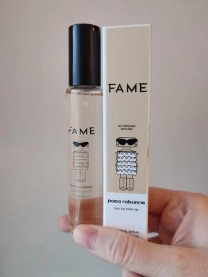 Paco Rabanne Fame - Paco Rabanne Fame Perfume. 33ml bottle. New! Små skönhetsfel i designen på flaskan.