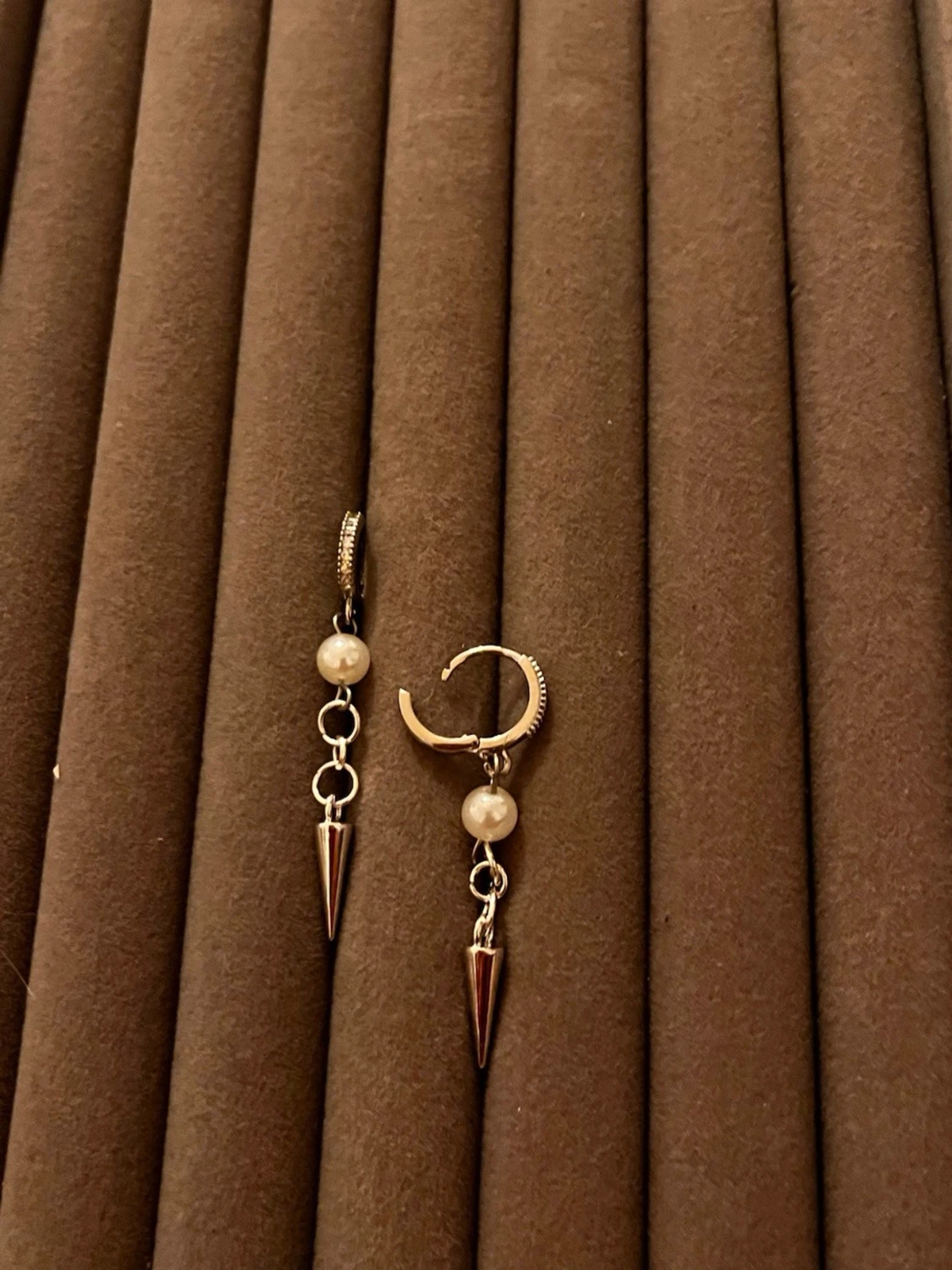 Silvriga örhängen med pärlor och spikes - 1