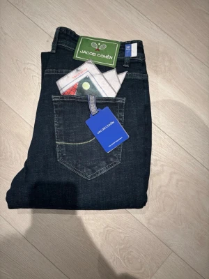 Jacob cohën jeans  - Säljer dessa sjukt feta Jacob cohën jeans. Jeansen har allt og kvar sittande på sig och är i nyskick🙌. Storleken är 32. Bara att skriva vid frågor🤗
