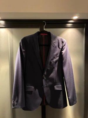 Hugo Boss BOSS  Hesten193 kostym Navy - PRISET KAN DISKUTERAS!Det Stilren mörkblå kavaj med två knappar framtill, smala slag och tre fickor. Kavajen har en figurnära passform och är helfodrad med diskreta detaljer. Perfekt för en dressad look och passar till skjorta eller t-shirt. 	                                                                      •	Hugo Boss 	•	Linje: BOSS 	•	Modell: Hesten193 	•	Extra Slim / Soft Constructed 	•	Färg 410 (navy) 	•	S20 	•	Komplett kostym (kavaj + byxor) 	•	I princip nyskick Hör av er vid frågor!!!👍