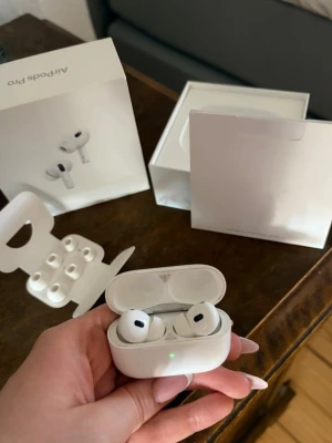 Airpods pro 2 - Apple airpods pro 2 med alla tillbehör 100% äkta. Enda defekten är att den vänstra airpodens brusar ytterst lite men inget som märks om man har båda två i.