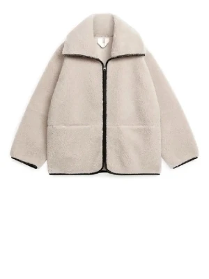 Beige teddyjacka från bohoo - Säljer min beiga teddy jacka från bohoo i storlek 36, perfekt nu inför våren samt suuper söt. Passar till flera tillfällen och är lite oversized i storlek!