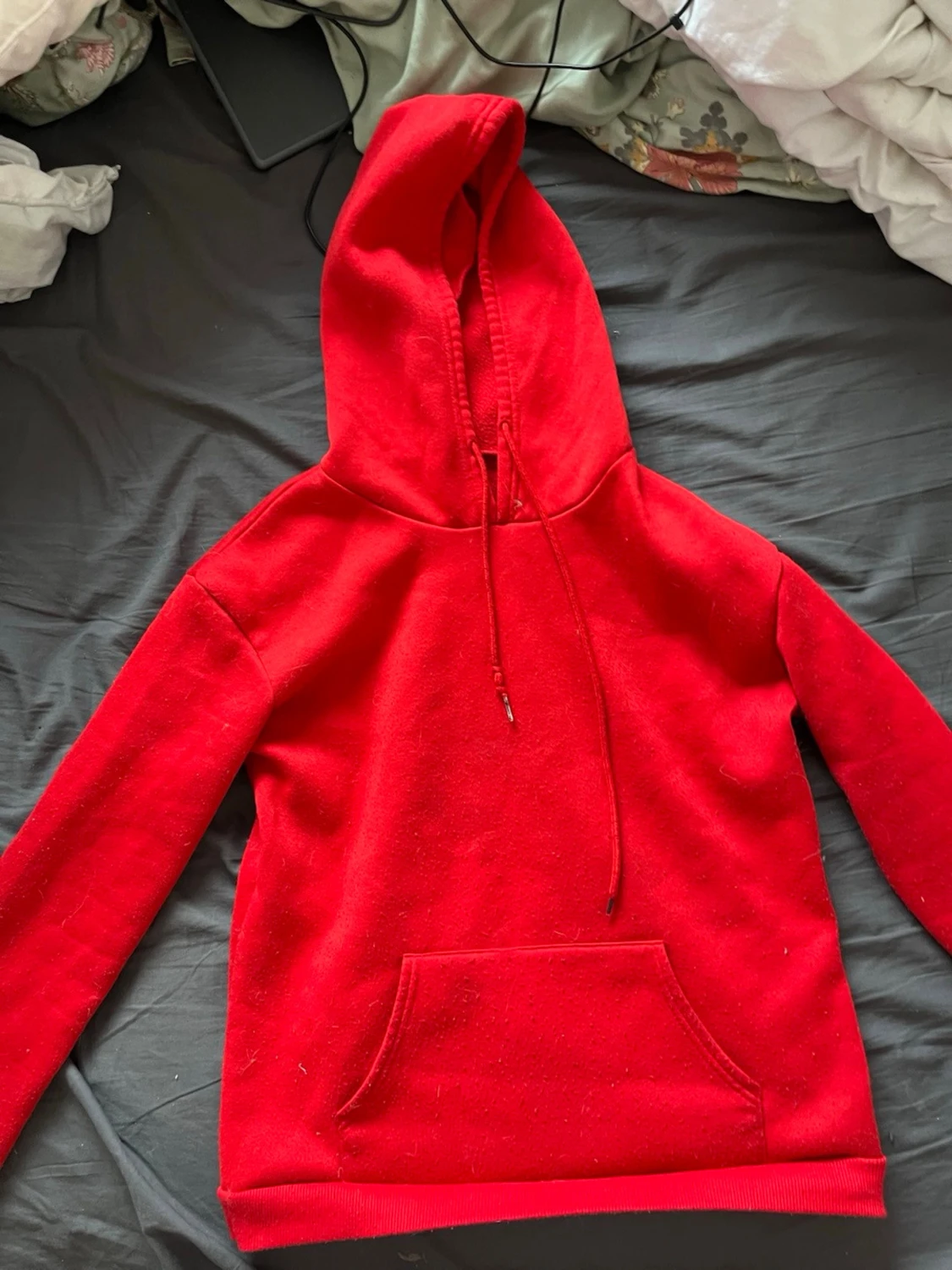 Röd hoodie från SHEIN med ficka