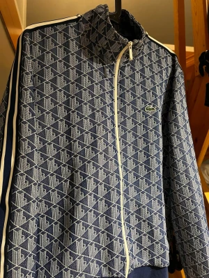 Blå Lacoste dress  - Knappt använd lacost dress. Är 190cm och 90kg+ och den sitter perfekt på mig. Ny pris 4300kr för båda. Passar inte priset så kom med ett bud.